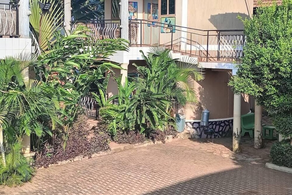 Pacific Cottages & Guest House