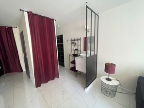 Douche, séchoir à cheveux, serviettes fournies, savon