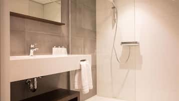 Habitación Deluxe | Baño | Ducha, secador de pelo, toallas y jabón