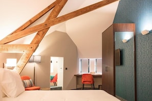 Signature kamer | 1 slaapkamer, een kluis op de kamer, een bureau, een laptopwerkplek