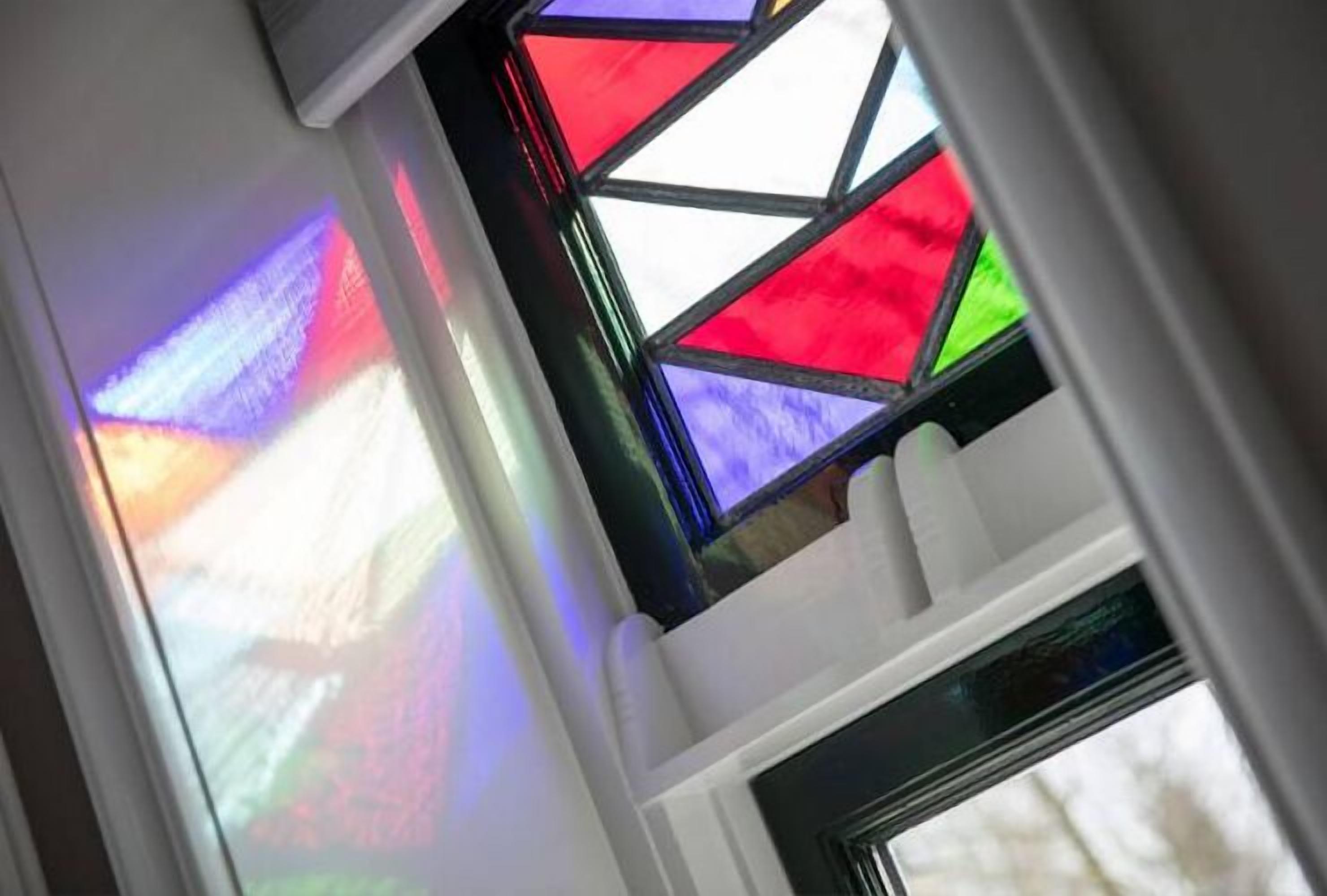 Blick durch ein Fenster mit Buntglasfenstern.