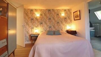 6 Schlafzimmer, Schreibtisch, Bügeleisen/Bügelbrett, Reisekinderbett