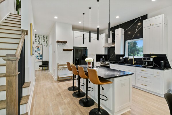 Fridge, microwave, oven, stovetop - Whimsical Retreat with Pickleball Court, Basketball & Golf (Atlanta)