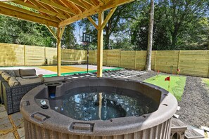 Outdoor spa tub - Whimsical Retreat with Pickleball Court, Basketball & Golf (Atlanta)