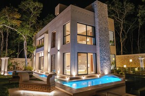 Exterior - Luxury Tulum Villa W/ 2 Pools, Rooftop Jacuzzi and Cenote view (Tulum)