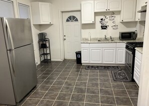 Private kitchen - Pleasant and lovely home near PHL airport. (Collingdale)