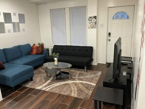 Living area - Pleasant and lovely home near PHL airport. (Collingdale)