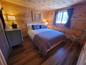 3 bedrooms, iron/ironing board, free WiFi, bed sheets - 🏔⛷️ Cozy Chalet with Fire place, Fire Pit, Deck, Tree House, BBQ, walk to Lake! (Pocono lake)