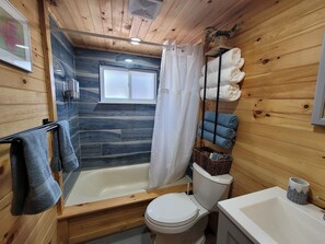 Serviettes fournies, savon, shampooing, papier de toilette