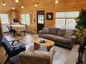 Smart TV, fireplace, ping pong - Enjoy Arrowhead Lake beaches, pools and activities, now OPEN for Summer! (Pocono lake)