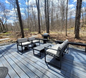 Terrace/patio - 🏔⛷️ Cozy Chalet with Fire place, Fire Pit, Deck, Tree House, BBQ, walk to Lake! (Pocono lake)
