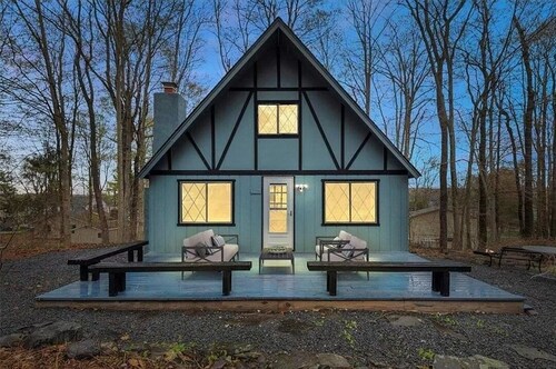 Modern chalet with a Tree House, Games, Fire pit, Deck, BBQ, walk to Lake!