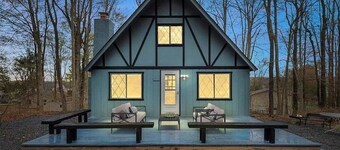 Modern chalet with a Tree House, Games, Fire pit, Deck, BBQ, walk to Lake!