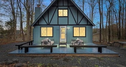 Modern chalet with a Tree House, Games, Fire pit, Deck, BBQ, walk to Lake!