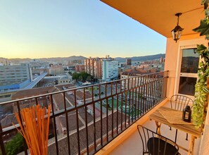 Outdoor dining - Ático en el Corazón de Málaga. A 10 Minutos de la Playa y 18 del Centro (Málaga)
