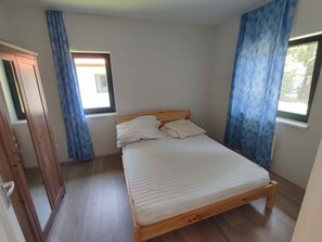 2 bedrooms, travel crib, internet - Holiday apartment with pool and air conditioning on the water (Balatonudvari)