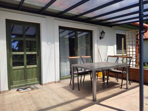 Outdoor dining - Holiday apartment with pool and air conditioning on the water (Balatonudvari)