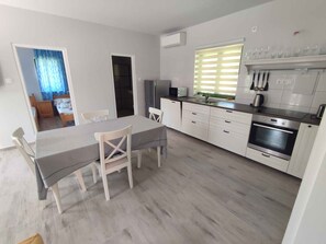 Een koelkast, een microgolfoven, een kookplaat