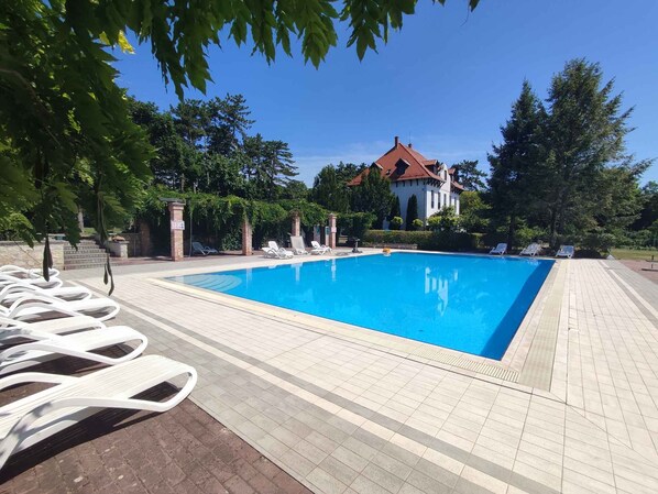 Pool - Holiday apartment with pool and air conditioning on the water (Balatonudvari)