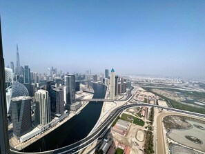 A high-rise building with a curved facade and a river running alongside. - Lux BnB I Amna Tower I Sky Line Views (Dubai)
