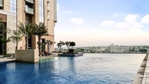 Una piscina con vista sullo skyline urbano.
