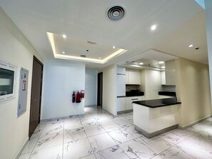 Exclusive Apartment | Private kitchen | Full-sized fridge, microwave, oven, dishwasher - Lux BnB I Amna Tower I Sky Line Views (Dubai)