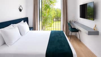 Hypo-allergenic bedding, pillowtop beds, in-room safe, desk