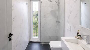 Deluxe Twin Room | Bathroom | Shower, rainfall showerhead, eco-friendly toiletries, hair dryer