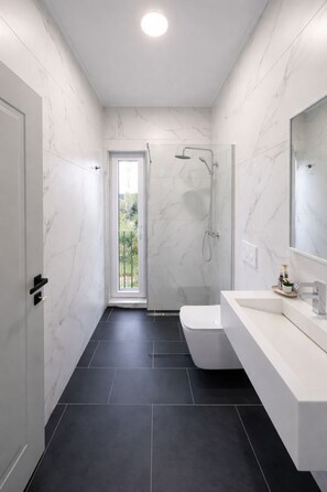Deluxe-værelse med 2 enkeltsenge | Badeværelse | Bruser, brusehoved med spredningseffekt, miljøvenlige toiletartikler