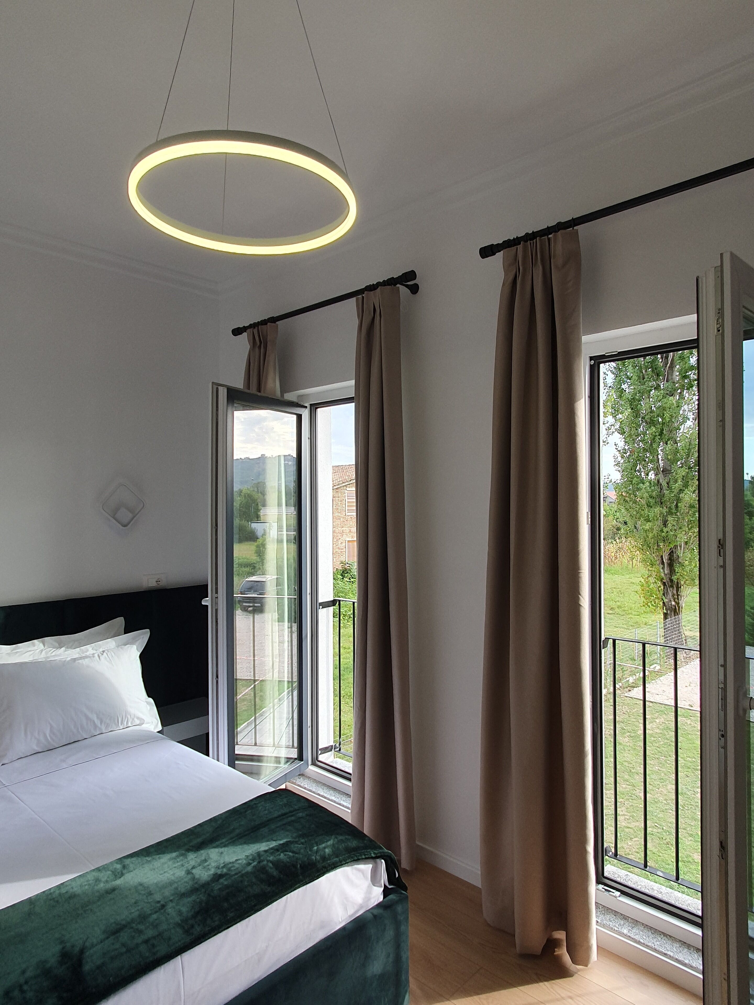 deluxe room | 1 bedroom, hypo-allergenic bedding, pillow-top beds, in-room safe