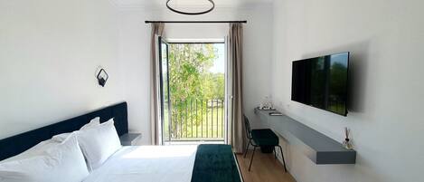 Deluxe Room | Hypo-allergenic bedding, pillowtop beds, in-room safe, desk