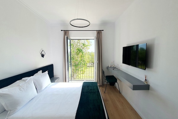 Deluxe Room | Hypo-allergenic bedding, pillow-top beds, in-room safe, desk