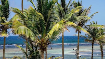 Espreguiçadeiras, toalhas de praia