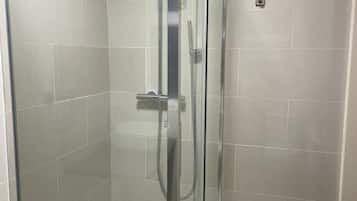 Ducha, secador de pelo, toallas, jabón