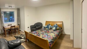 Une chambre à coucher avec un lit, un bureau et une chaise.