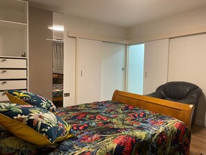 1 bedroom, iron/ironing board, WiFi, bed sheets - King Studio B in West London (London)