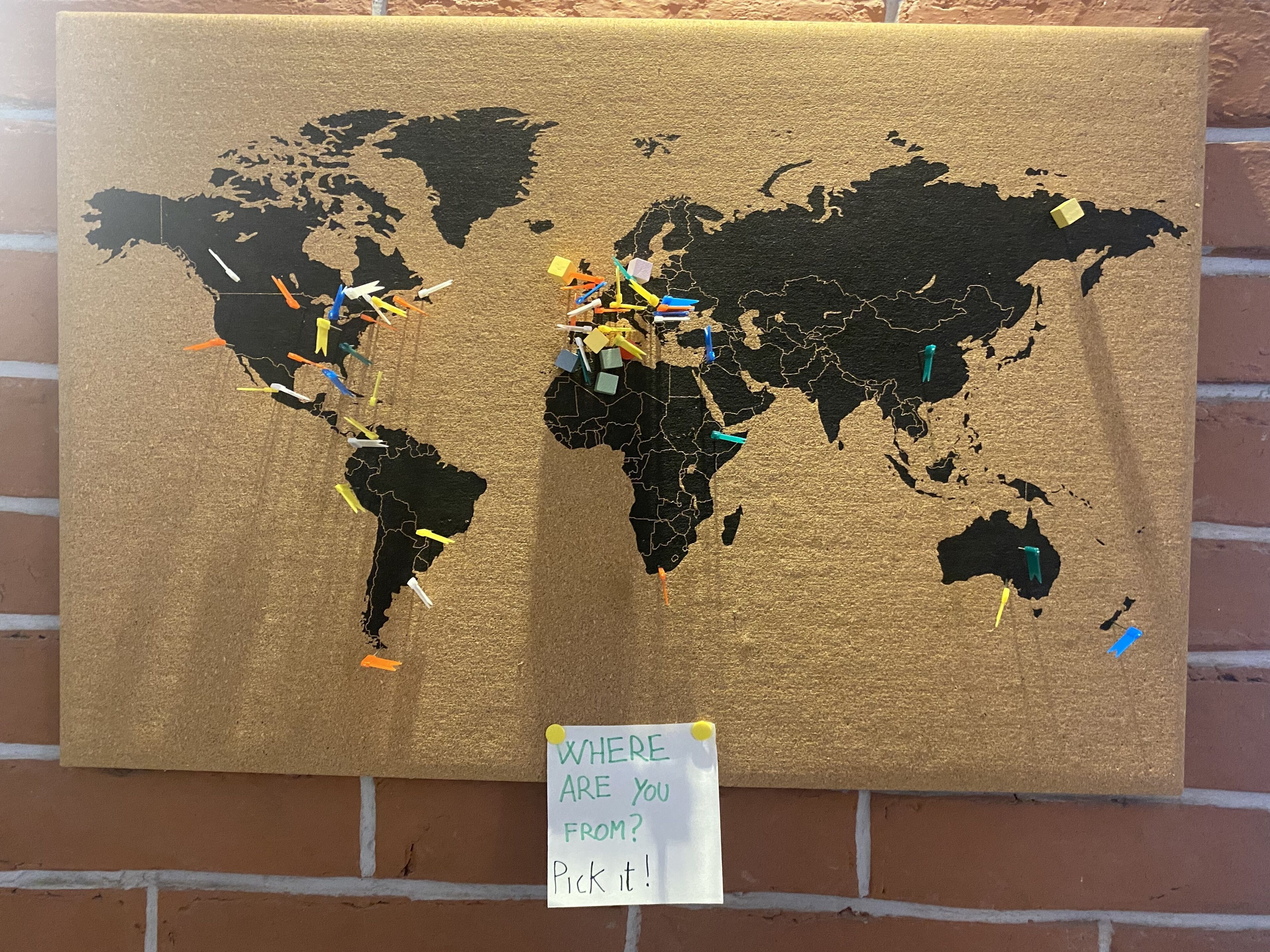Un mapa mundial con chinelos y una nota que pregunta: ¿de dónde eres?
