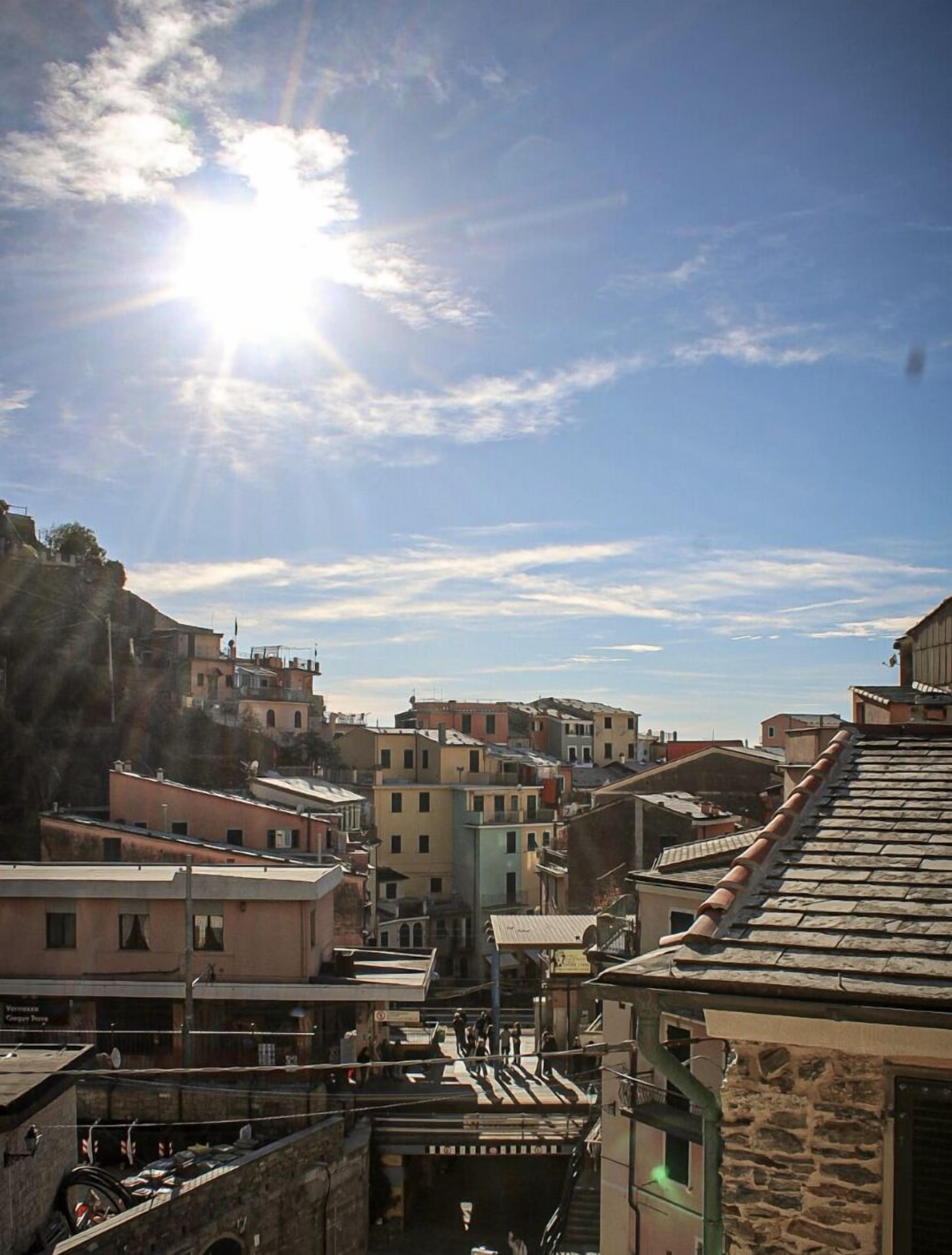 Vista de un pueblo con edificios y cielo despejado.