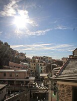 Vista de un pueblo con edificios y cielo despejado.