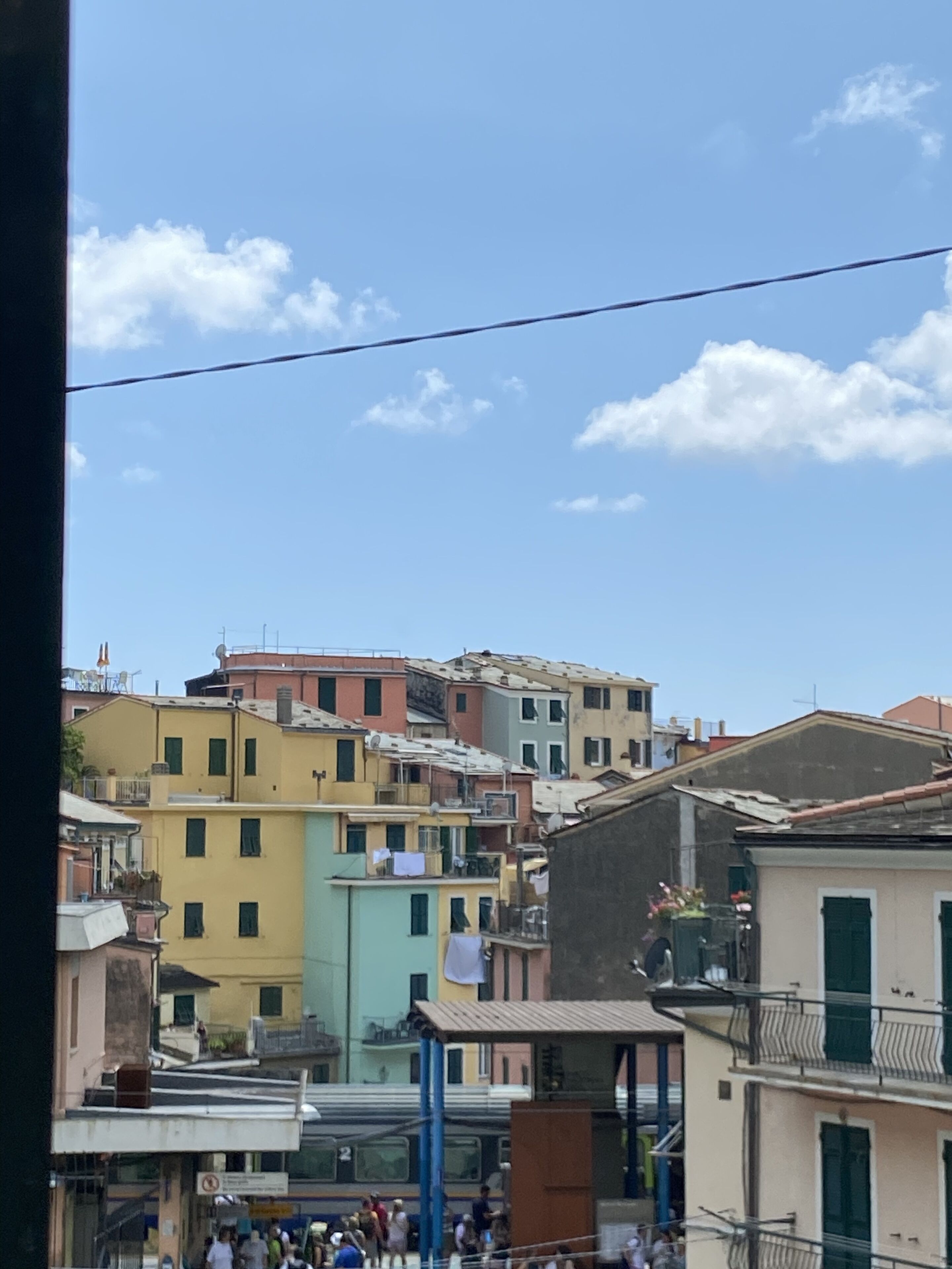 Una vivace strada cittadina con edifici colorati e cielo sereno.