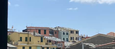 Una calle urbana concurrida, con edificios coloridos y cielo despejado.
