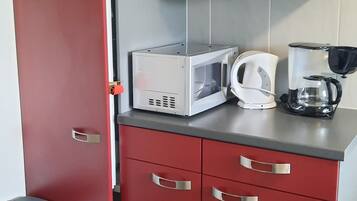 Kühlschrank, Mikrowelle, Herdplatte, Geschirrspüler