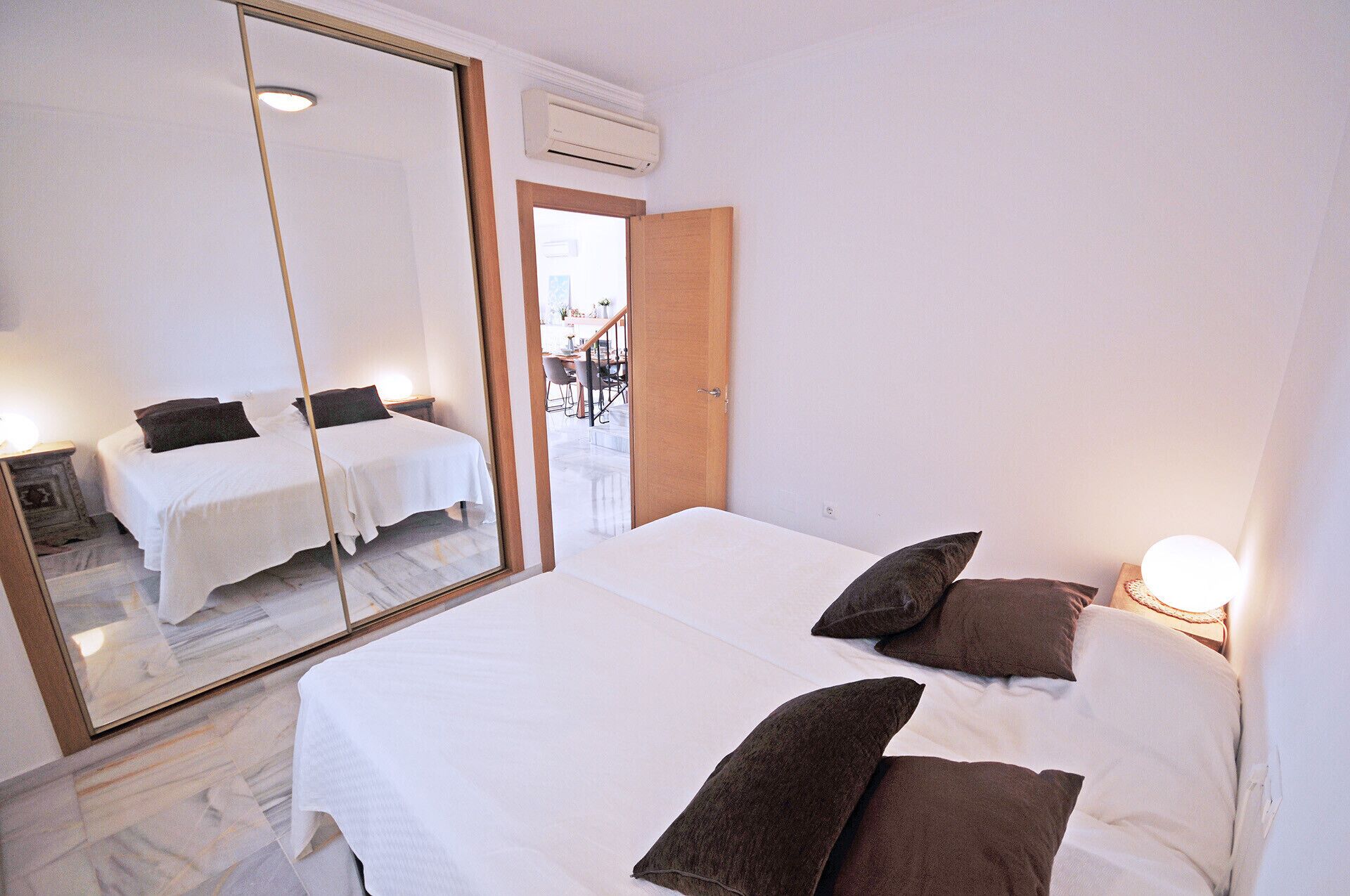 5 slaapkamers, een strijkplank/strijkijzer, gratis wifi, beddengoed