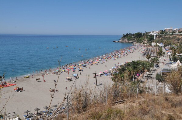 Una spiaggia nelle vicinanze
