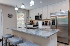 ثلاجة، ميكروويف، فرن، موقد طهي مسطح