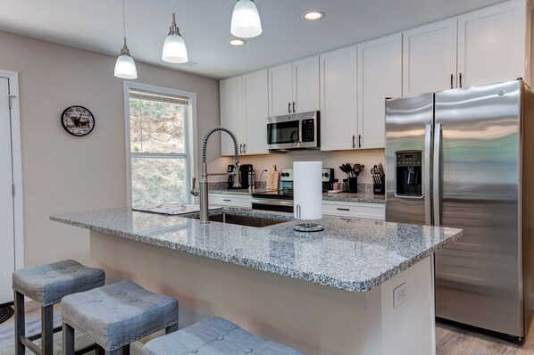 Refrigerador, microondas, horno y parrilla de estufa