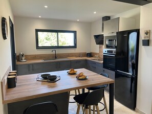 Fridge, microwave, oven, stovetop - Villa Neuve en Campagne 140m2 (Maillane)