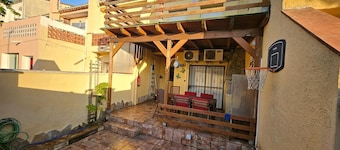 Casa adosada en Empuriabrava con patio amplio y terraza superior zona tranquila
