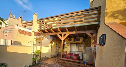 Casa Adosada en Empuriabrava con Patio Amplio y Terraza Superior Zona Tranquila