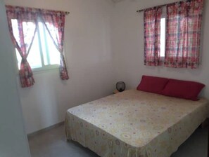 2 chambres, lit de bébé portatif, Wi-Fi, literie fournie